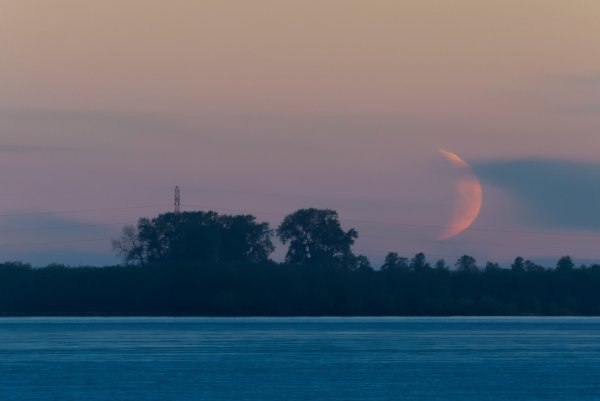 Красный месяц на небе