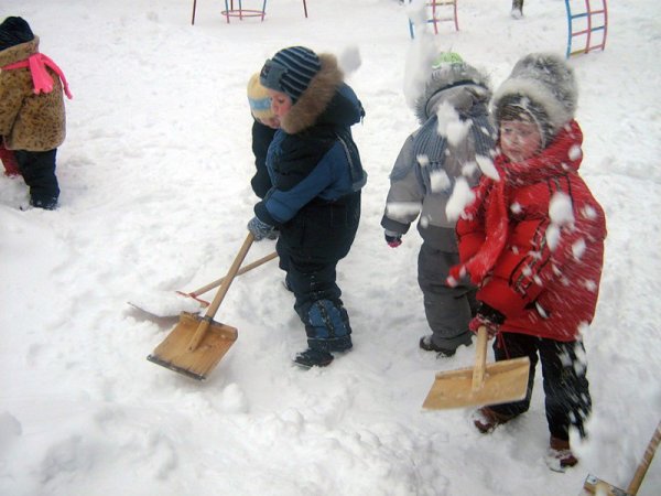 Труд зимой на участке детского сада