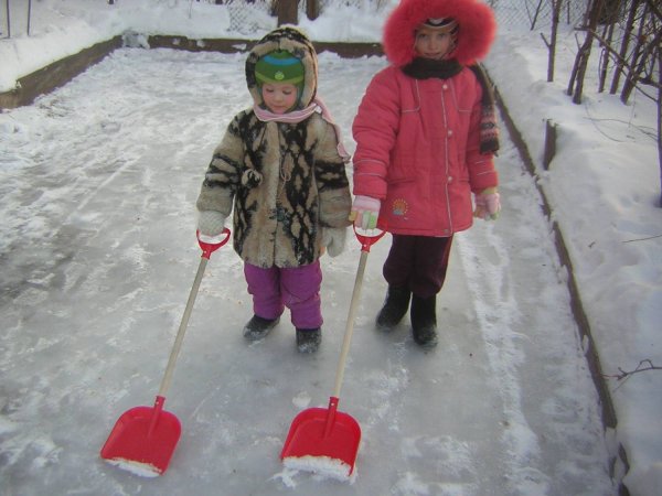 Малыш с лопаткой зимой