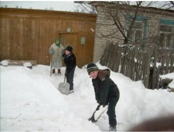Дети убирают снег