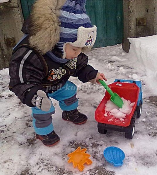 Игрушки для малыша зимой на улице