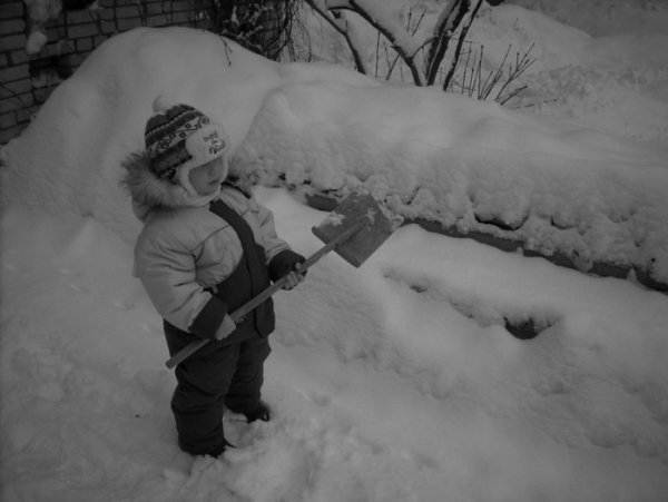 Ребенок с лопатой зимой