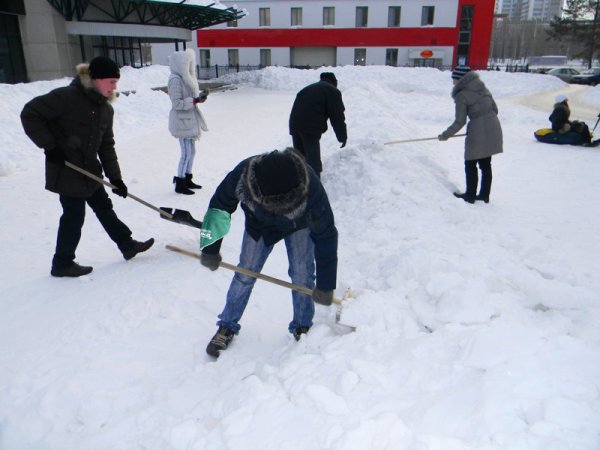Школьники убирают снег