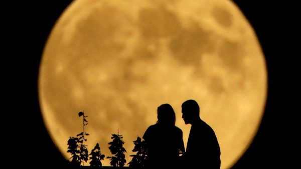 Тень на фоне Луны