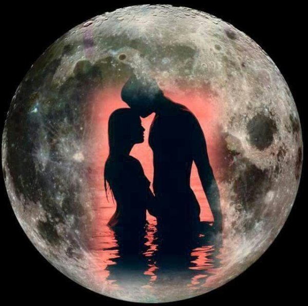 Влюбленные на фоне Луны