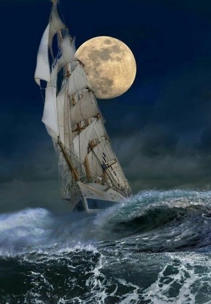Красивый корабль в шторм