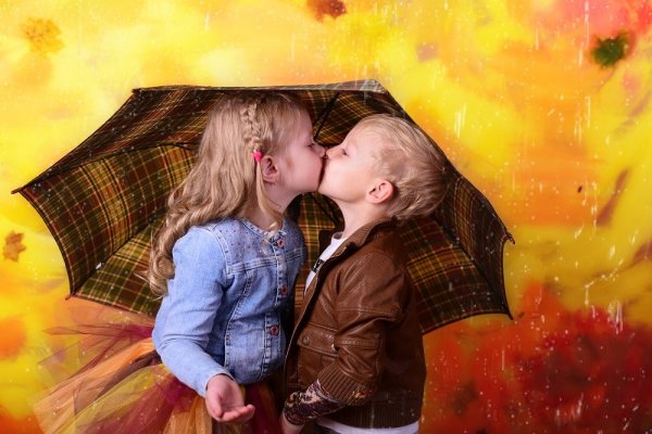 Дети поцелуй осень