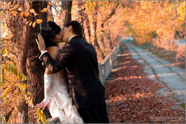 Поцелуй в осеннем парке