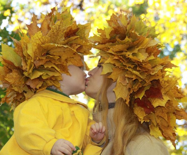 Мама и ребенок осенью