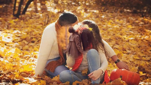 Парень с девушкой осенью