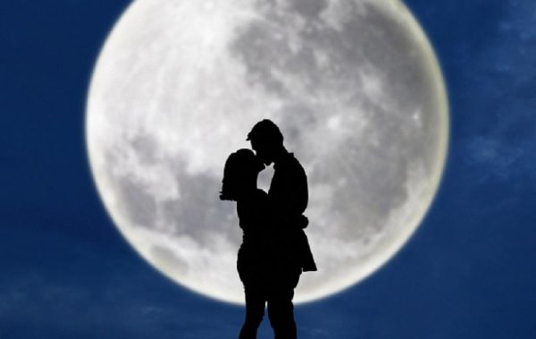 Поцелуй при Луне