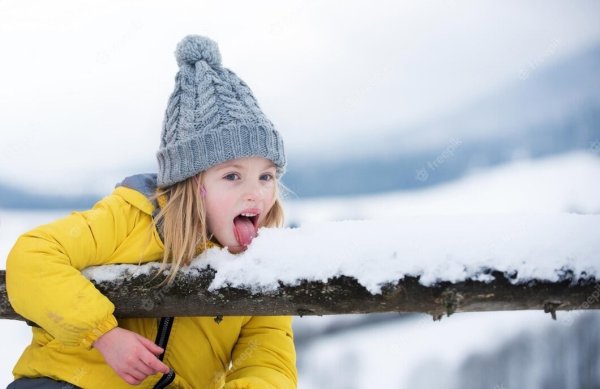 Девочка ест снег