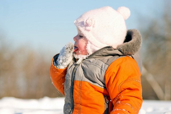 Ребенок ест снег