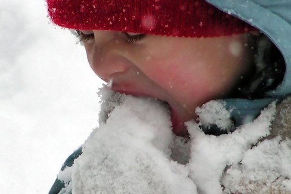 Ребенок ест снег