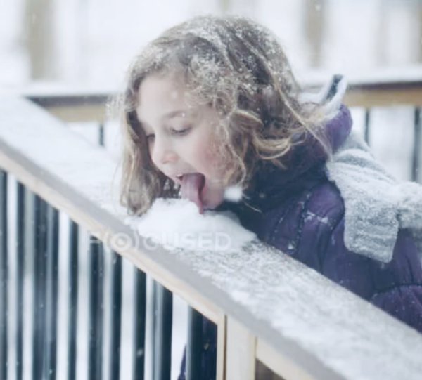 Ребенок облизывает сосульку