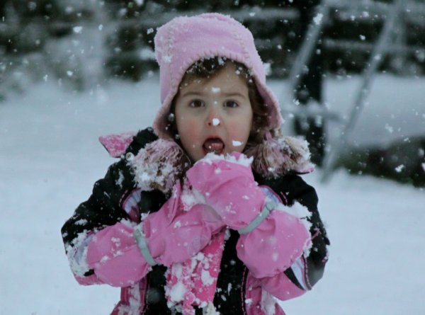 Ребенок ест снег