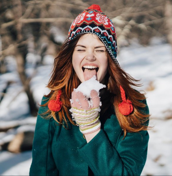 Девушка ест сосульку