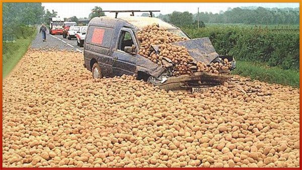 Машину засыпало картошкой