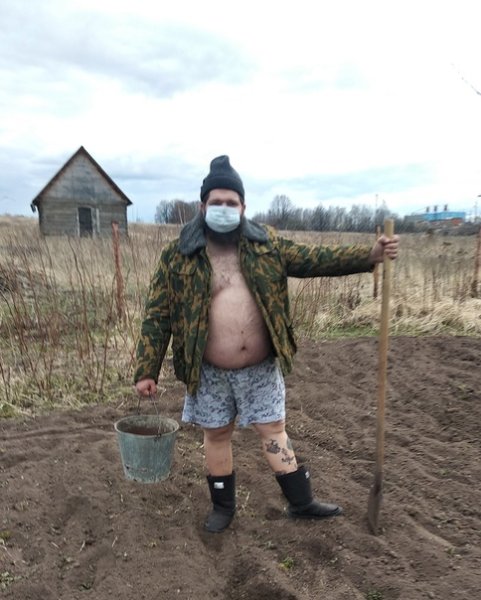 Баба сажает картошку в снег