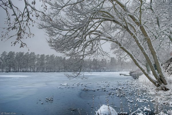 Озеро в снегу