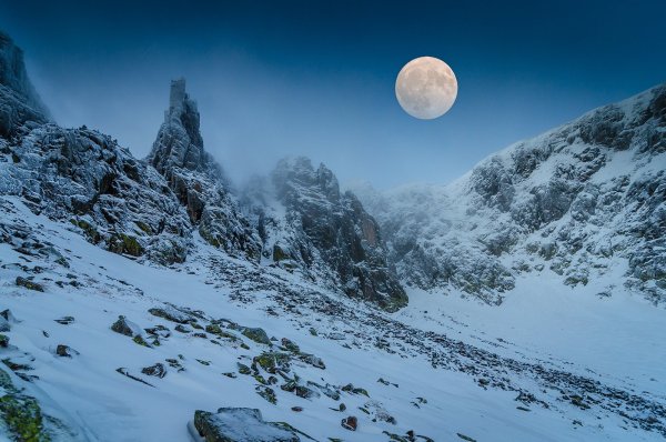 Снежные горы Луна