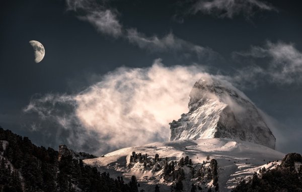 Снежные горы Луна