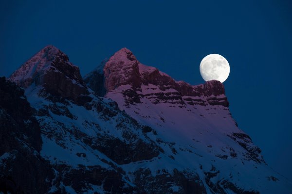 Луна с горами 4к