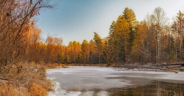 Река поздней осенью