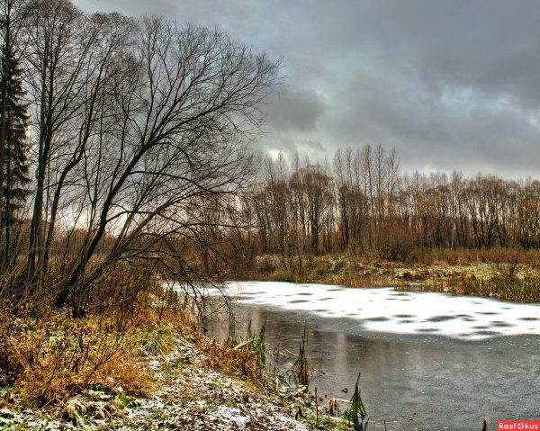 Лёд неокрепший на речке