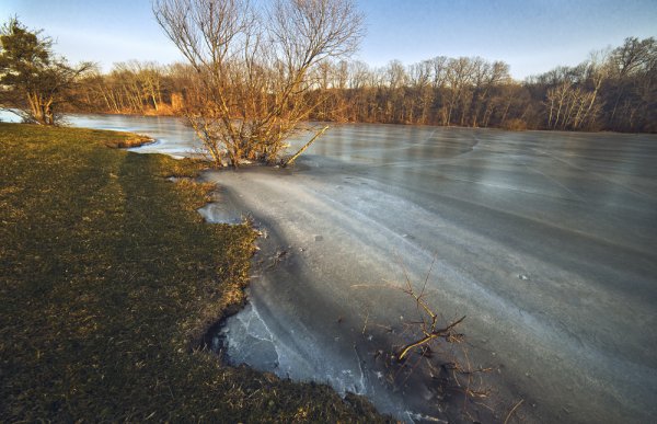 Река покрытая льдом