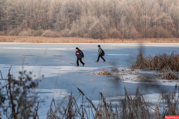 Тонкий лед на реке