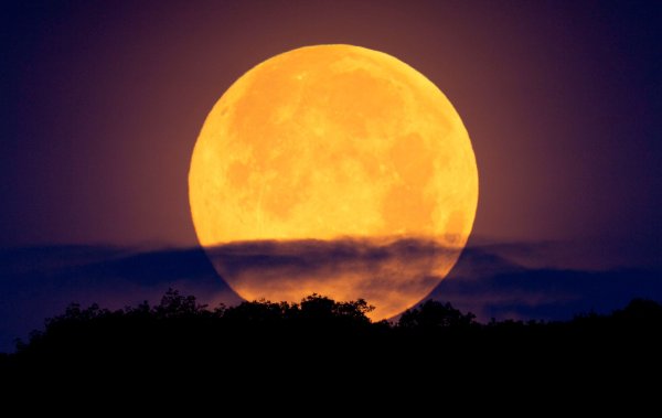 Огромная Луна