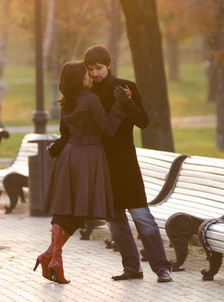 Танцующая пара осень