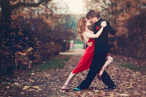 Танцующая пара на природе