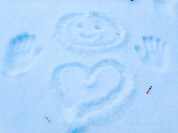 Сердце нарисованное на снегу