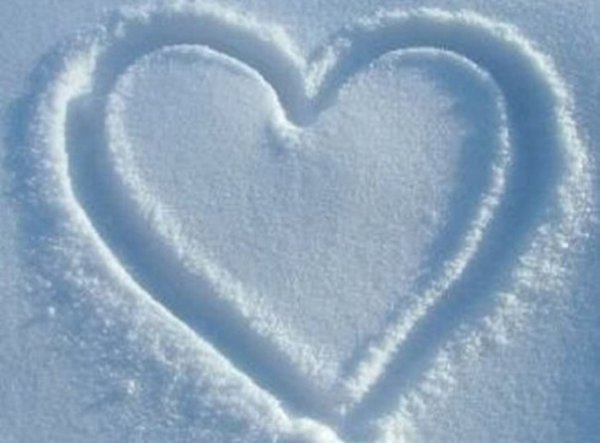 Сердце нарисованное на снегу