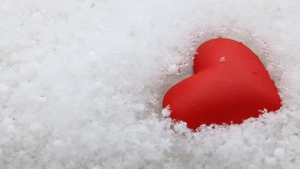 Красное сердце на снегу