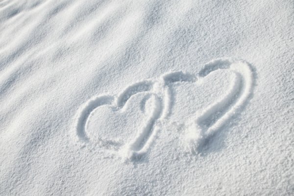 Желтое сердечко на снегу