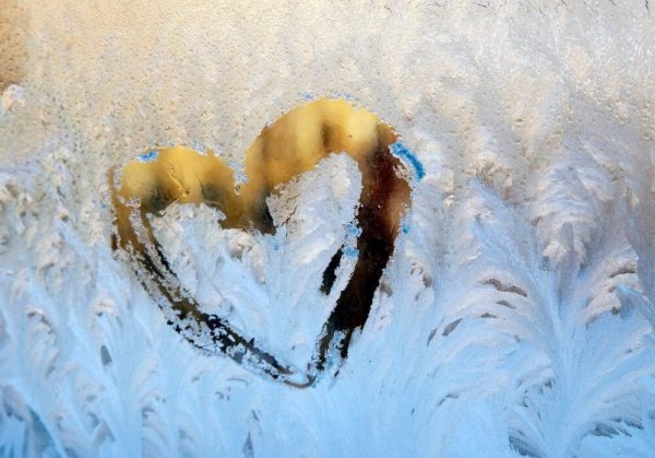 Сердце на замерзшем окне