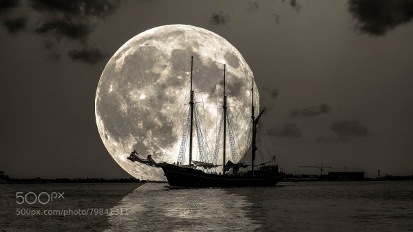 Корабль на фоне Луны