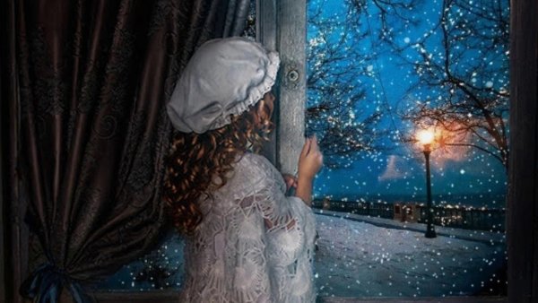 Девушка у зимнего окна