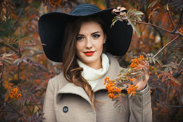 Женщина осенью