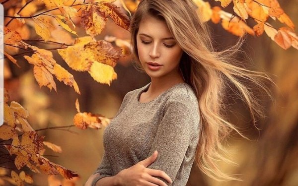 Задумчивая осенняя женщина