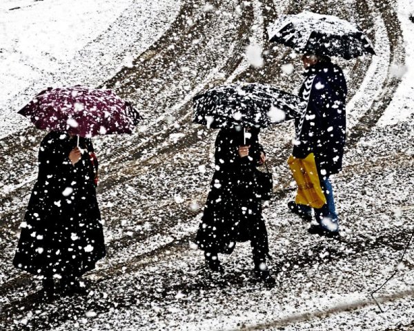 Зонт со снегом мокрым