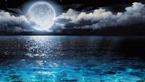 Красивая Луна и море