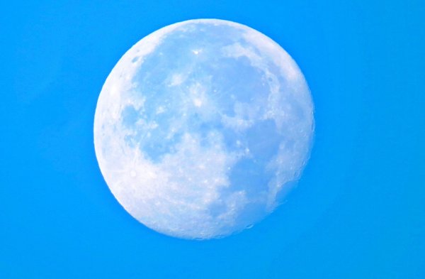 Дневная Луна
