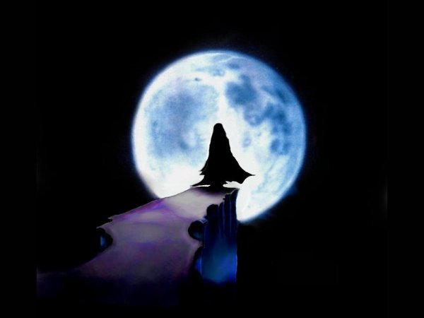 Призрак на фоне Луны