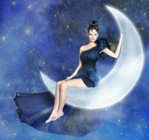 Девушка сидит на месяце