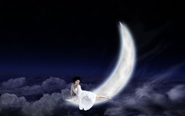 Растущая Луна и девушка