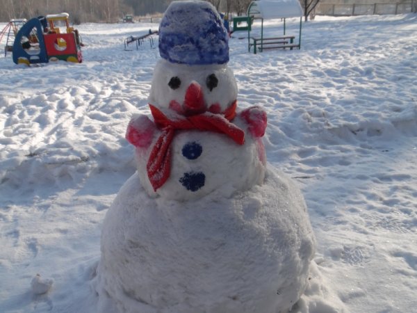 Лепка снеговиков из снега